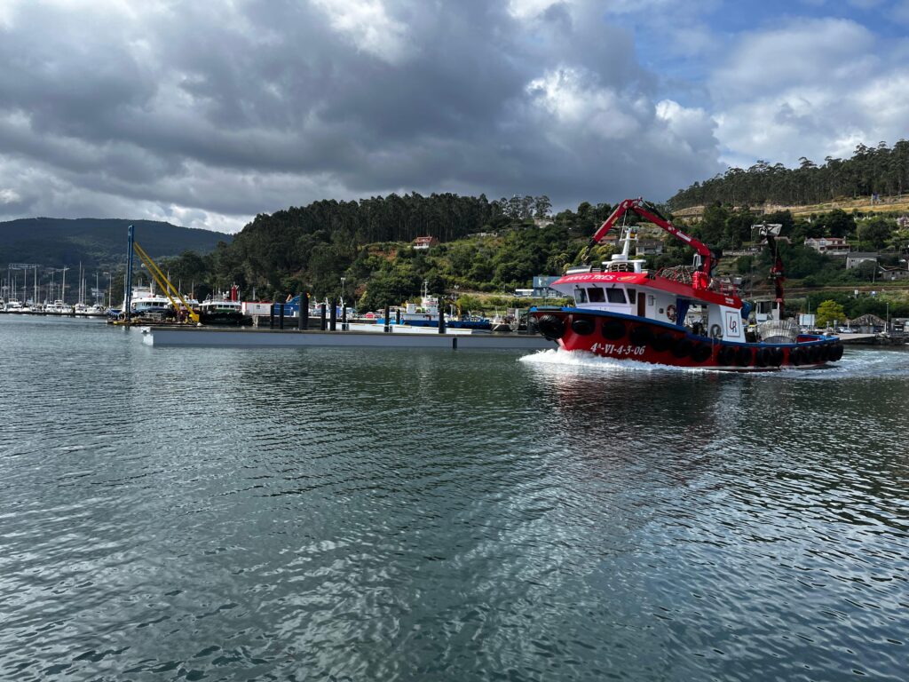 Enormes piezas de hormigón más de 20 metros de longitud viajaron esta semana desde A Coruña hasta San Adrián de Cobres. Se trata de los dos primeros pantalanes que ya se han empezado a instalar en el nuevo puerto de bateeiros de la ría de Vigo.