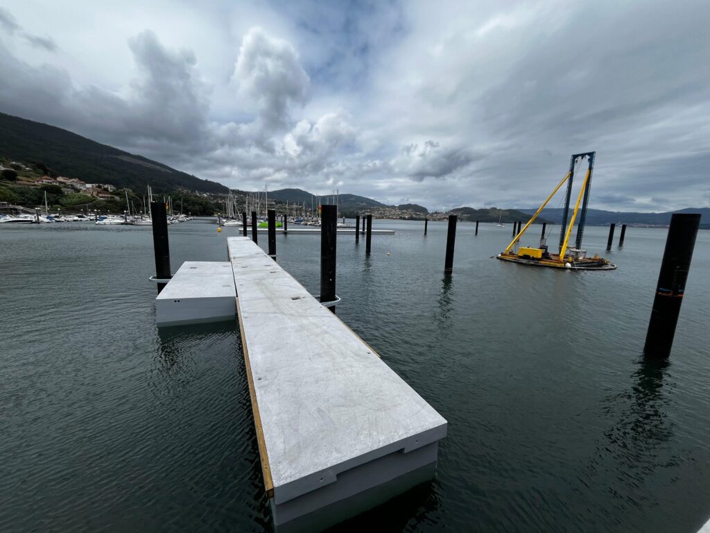 Enormes piezas de hormigón más de 20 metros de longitud viajaron esta semana desde A Coruña hasta San Adrián de Cobres. Se trata de los dos primeros pantalanes que ya se han empezado a instalar en el nuevo puerto de bateeiros de la ría de Vigo.