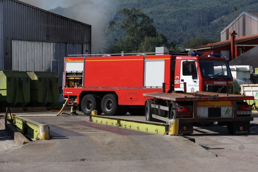 El segundo incendio de Toysal en menos de dos años afectó a la estructura de la nave y arrasó cartón y plástico