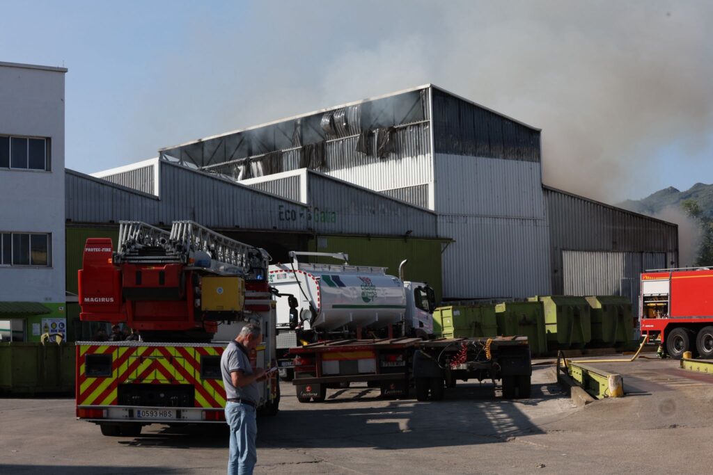 El segundo incendio de Toysal en menos de dos años afectó a la estructura de la nave y arrasó cartón y plástico