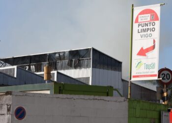 Un incendio industrial en el Caramuxo (de nuevo Toysal) pone en alerta a los servicios de emergencias