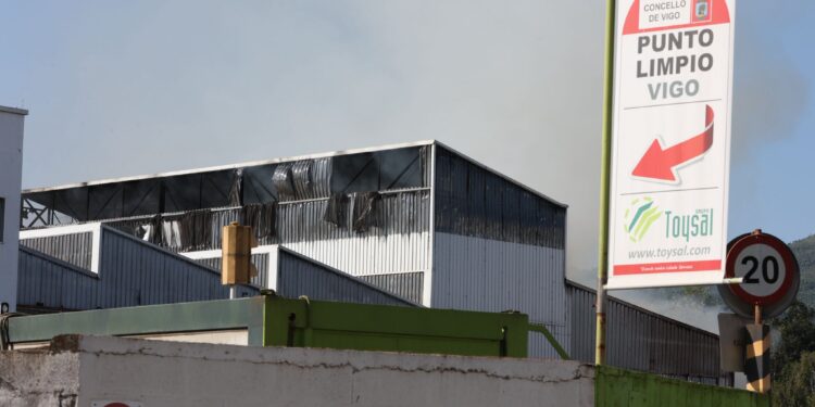 Un incendio industrial en el Caramuxo (de nuevo Toysal) pone en alerta a los servicios de emergencias