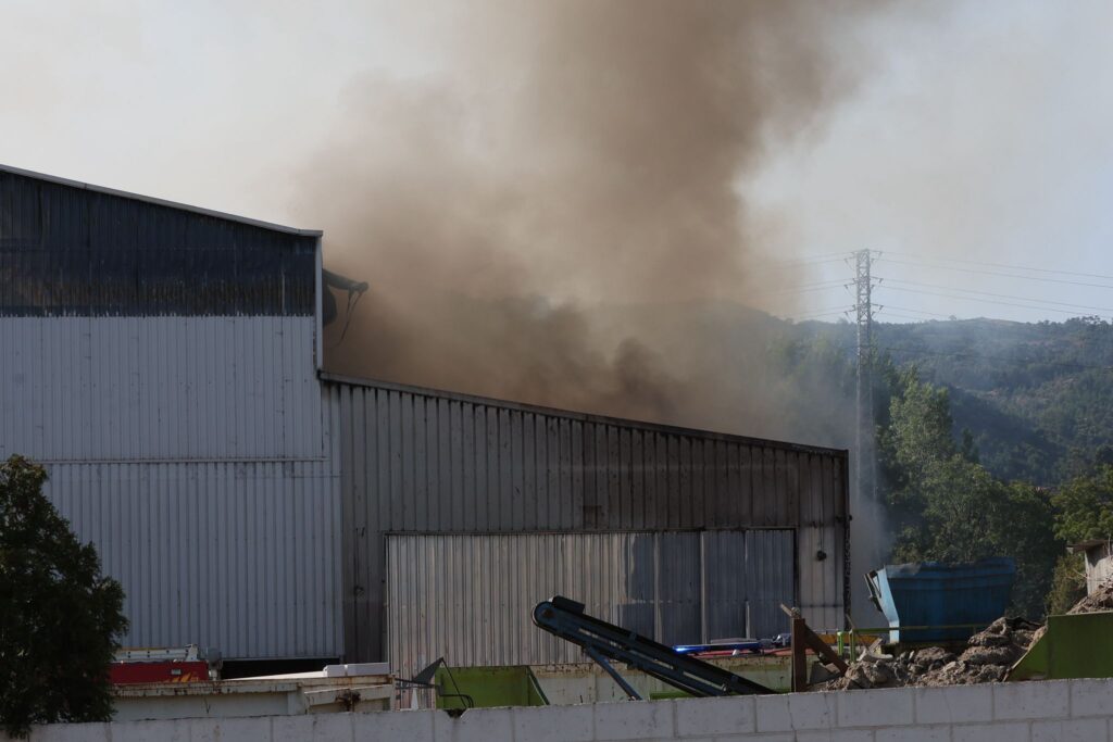 El segundo incendio de Toysal en menos de dos años afectó a la estructura de la nave y arrasó cartón y plástico