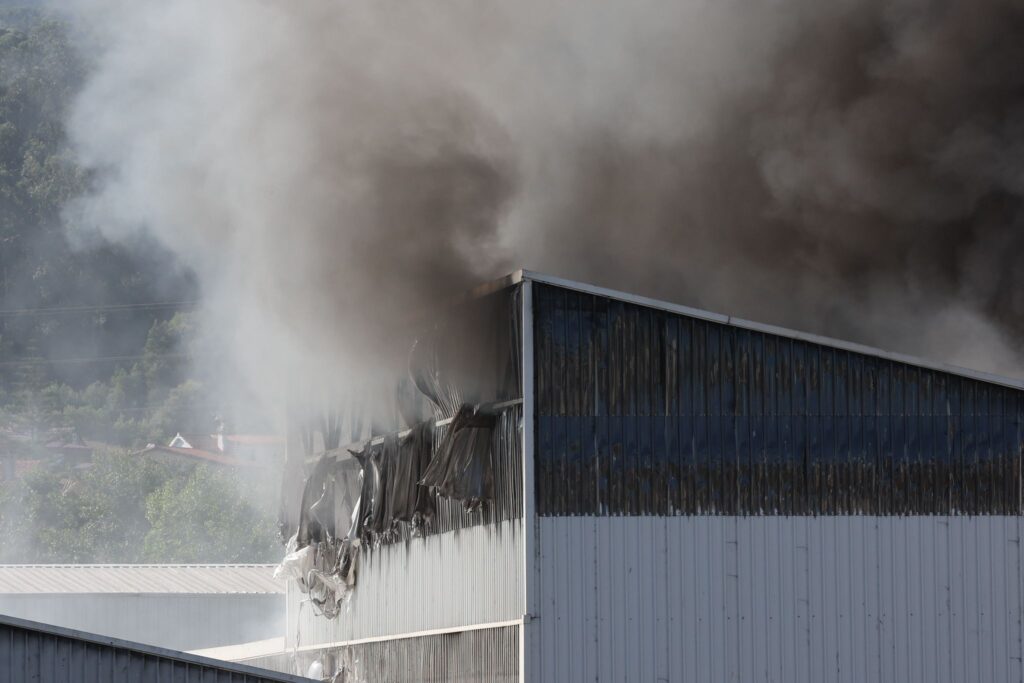 El segundo incendio de Toysal en menos de dos años afectó a la estructura de la nave y arrasó cartón y plástico
