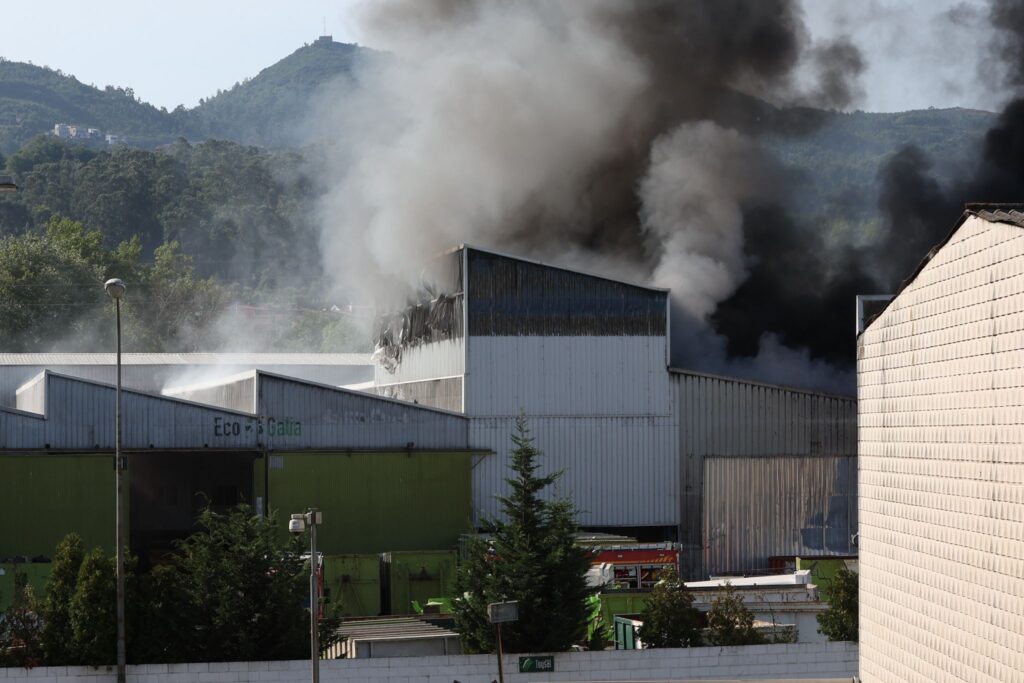 El segundo incendio de Toysal en menos de dos años afectó a la estructura de la nave y arrasó cartón y plástico