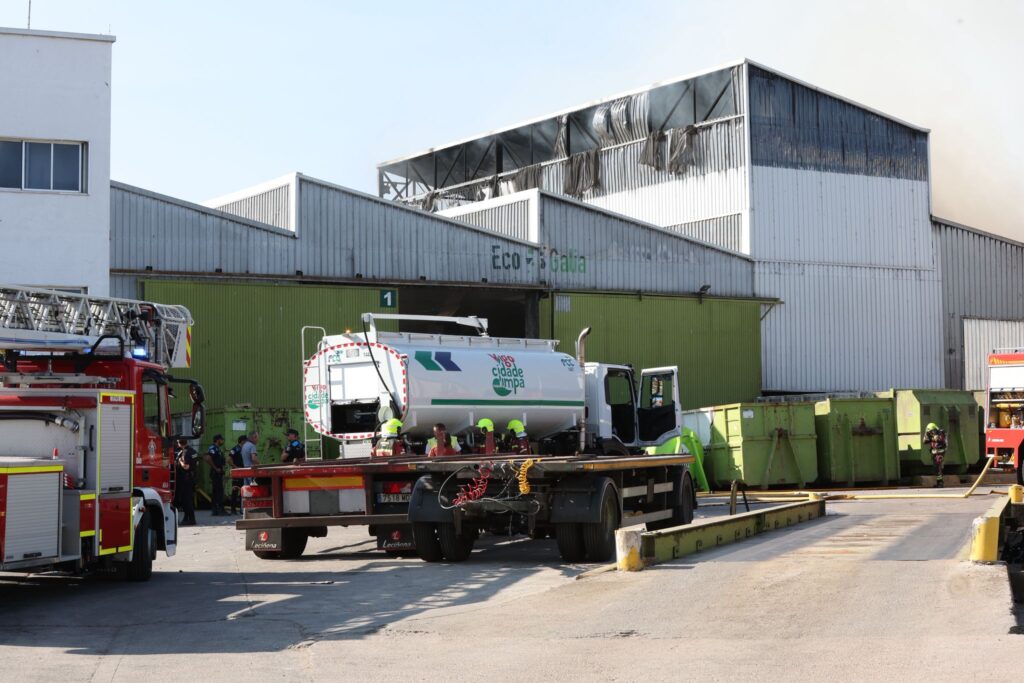 El segundo incendio de Toysal en menos de dos años afectó a la estructura de la nave y arrasó cartón y plástico