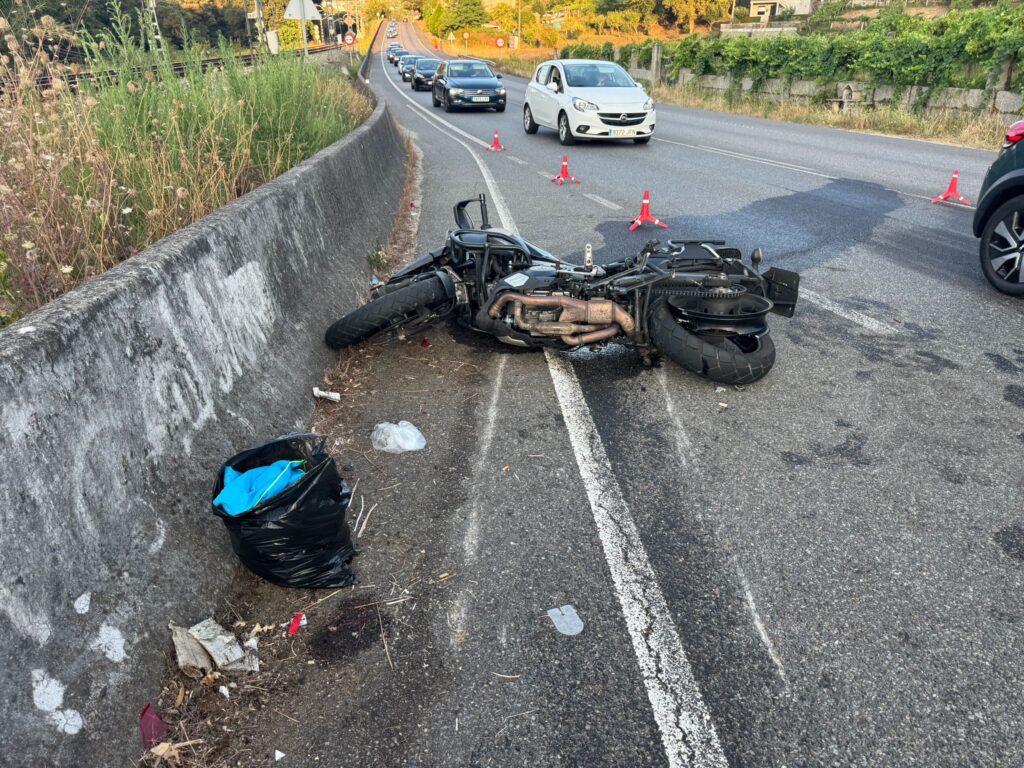 Herido grave el piloto de una moto tras chocar contra un turismo que realizaba un cambio de sentido