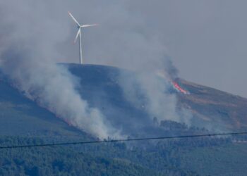 Un gran incendio forestal en Portugal amenaza con saltar a Galicia y otro es visible desde Vigo