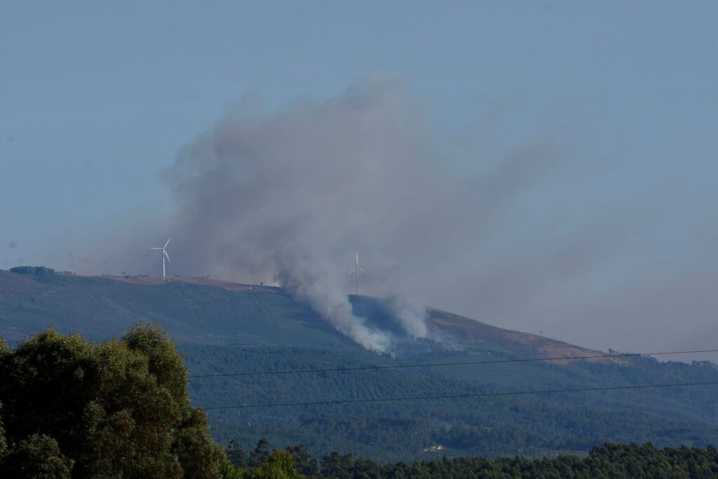 Un gran incendio forestal en Portugal amenaza con saltar a Galicia y otro es visible desde Vigo
