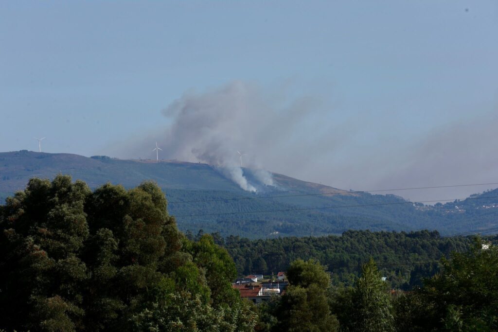 Un gran incendio forestal en Portugal amenaza con saltar a Galicia y otro es visible desde Vigo