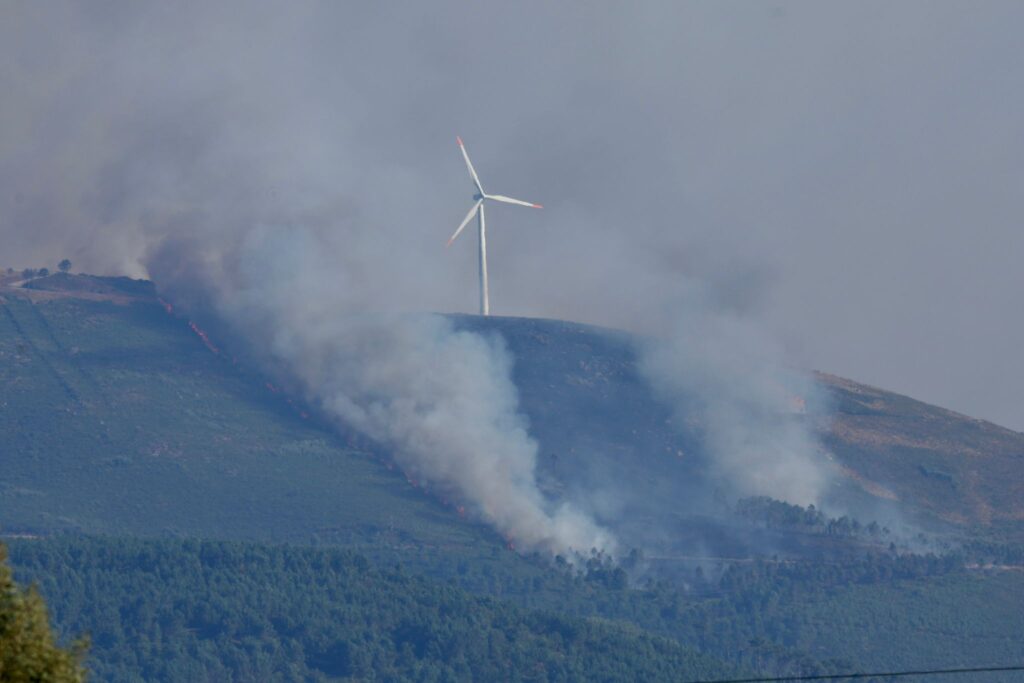 Un gran incendio forestal en Portugal amenaza con saltar a Galicia y otro es visible desde Vigo