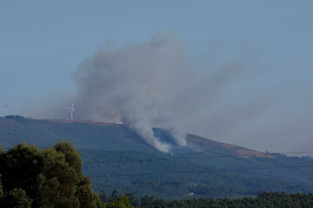 Un gran incendio forestal en Portugal amenaza con saltar a Galicia y otro es visible desde Vigo