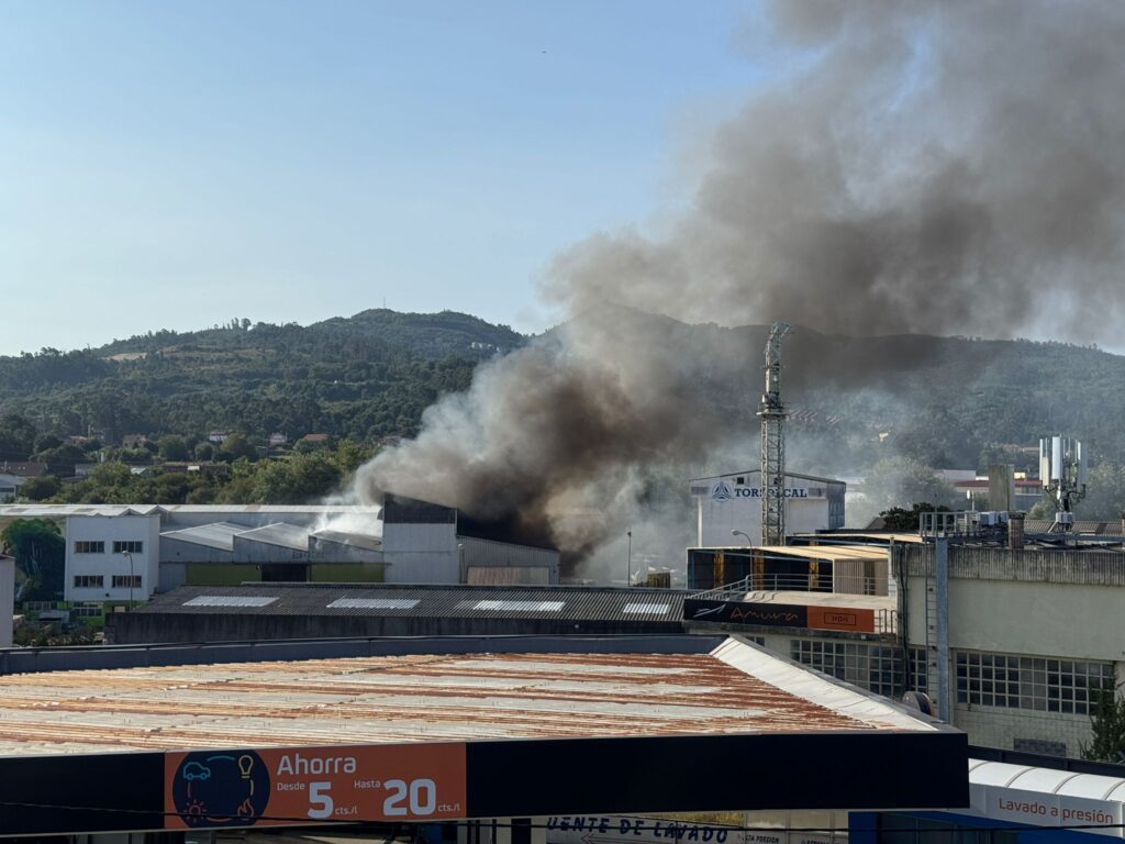 El segundo incendio de Toysal en menos de dos años afectó a la estructura de la nave y arrasó cartón y plástico