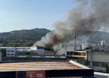 Un incendio industrial en el Caramuxo (de nuevo Toysal) pone en alerta a los servicios de emergencias