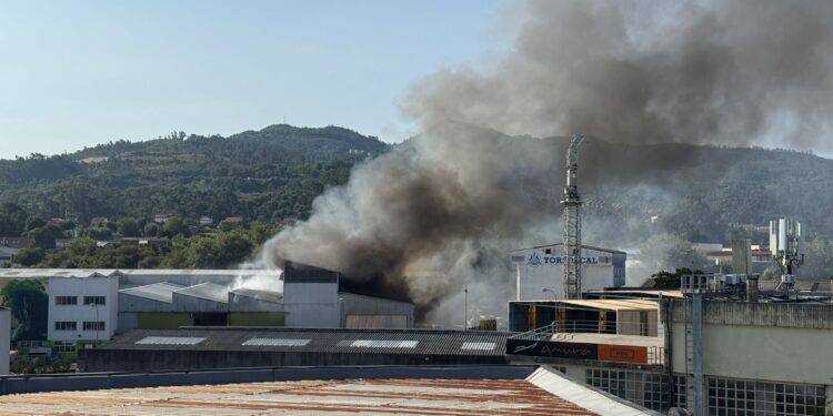 Un incendio industrial en el Caramuxo (de nuevo Toysal) pone en alerta a los servicios de emergencias