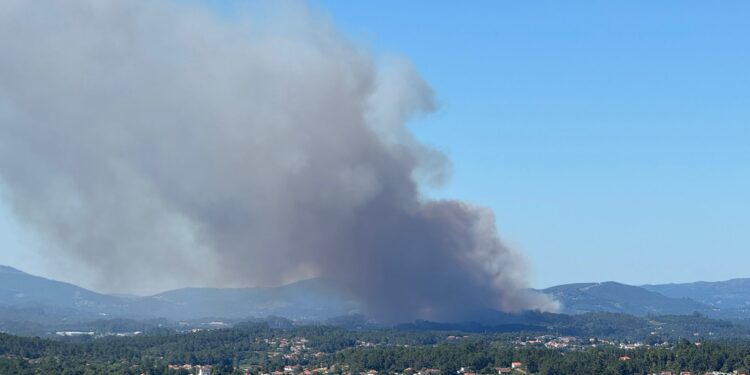 Peligro para varios núcleos de población por un gran incendio forestal de nivel 2 en Salvaterra