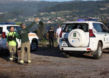 Noche en vela en Arbo por un incendio forestal que amenaza viviendas en O Pedreiro y O Urzal