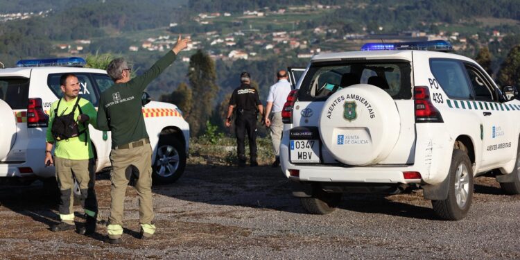 Noche en vela en Arbo por un incendio forestal que amenaza viviendas en O Pedreiro y O Urzal