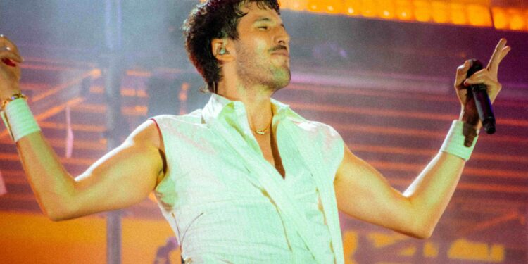 Sebastián Yatra inaugura Costa Feira