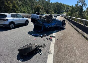 Varios heridos tras un aparatoso accidente entre tres coches (acabando uno volcado) en la AG-57