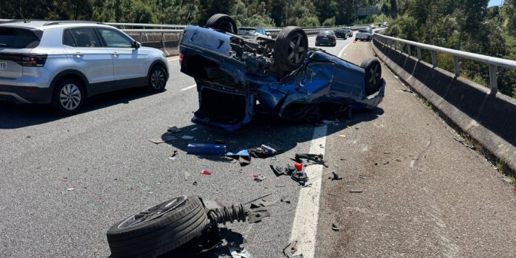 Varios heridos tras un aparatoso accidente entre tres coches (acabando uno volcado) en la AG-57