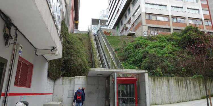 El icónico ascensor de Vigo Vertical volverá a funcionar tras ocho meses parado y 200.000 euros más