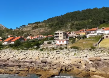 A la venta por 1,1 millones de euros un espectacular chalet de 50 años que se baña en el Atlántico