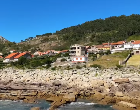 A la venta por 1,1 millones de euros un espectacular chalet de 50 años que se baña en el Atlántico