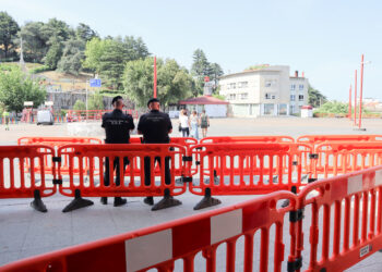 Vigo impide la entrada a los feriantes con un control policial a las puertas del Ayuntamiento