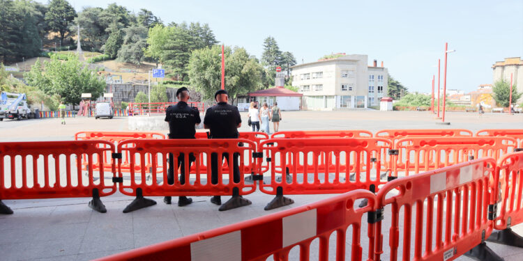 Vigo impide la entrada a los feriantes con un control policial a las puertas del Ayuntamiento