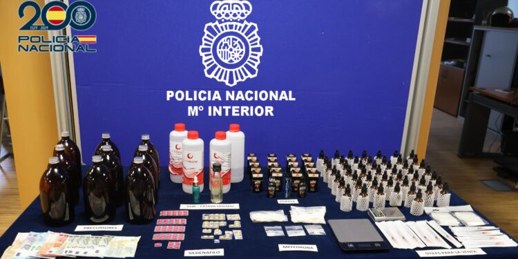 Desmantelados en Vigo dos pisos de un edificio dedicados al tráfico de drogas, entre ellas las utilizadas en el chemsex