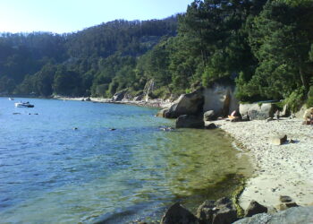 Localizan en la ría de Vigo un cuerpo flotando al lado de un barco volcado