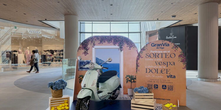 ¿Quieres ganar una Vespa? Gran Vía de Vigo celebra de lleno la temporada de rebajas