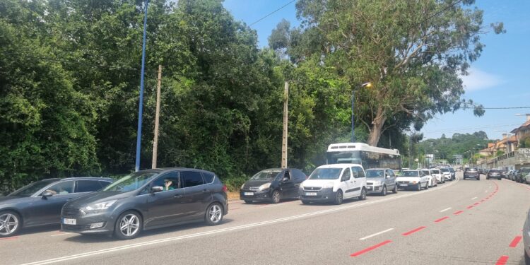 Caos de tráfico en Samil (a 32 grados) por los cortes del Rally Rías Baixas: estas son las restricciones en Vigo