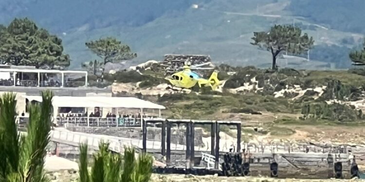 Susto en Cíes: rescatado in extremis un joven que sufrió un calambre en el agua