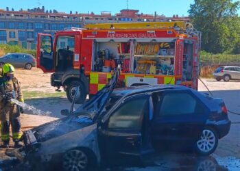 Sofocado el incendio de un coche en un parking de tierra de Salvaterra