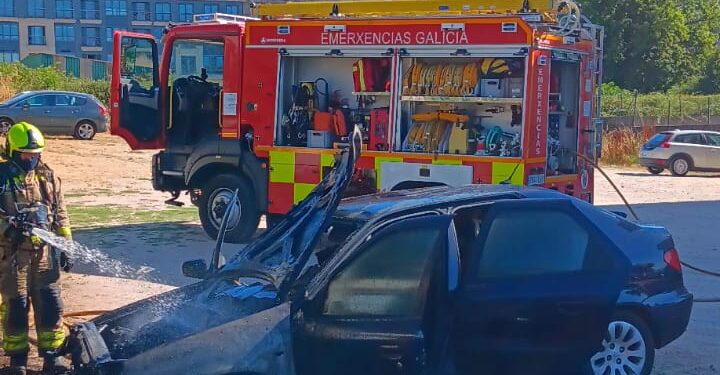 Sofocado el incendio de un coche en un parking de tierra de Salvaterra
