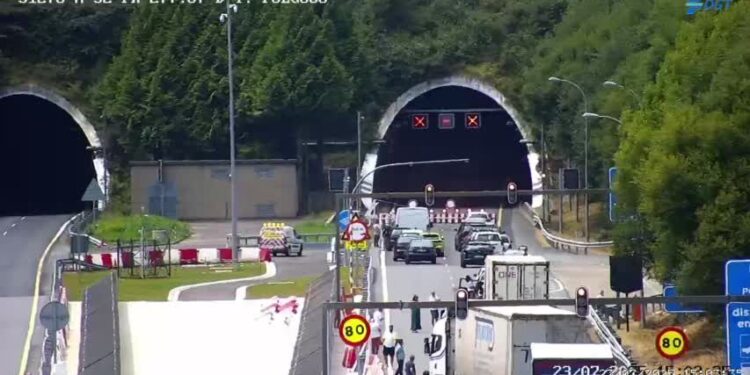 Caos en la A-52 tras el cierre (fugaz) del túnel de A Cañiza