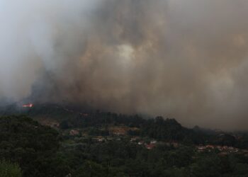 A Cañiza estrena el sistema de alertas masivo: los vecinos, obligados a confinarse ante el grave incendio