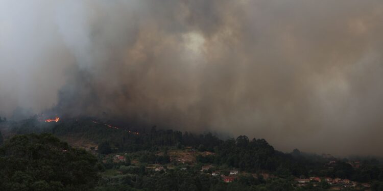A Cañiza estrena el sistema de alertas masivo: los vecinos, obligados a confinarse ante el grave incendio
