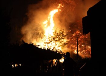 A Cañiza estrena el sistema de alertas masivo: los vecinos, obligados a confinarse ante el grave incendio