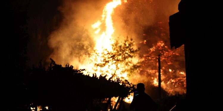 A Cañiza estrena el sistema de alertas masivo: los vecinos, obligados a confinarse ante el grave incendio