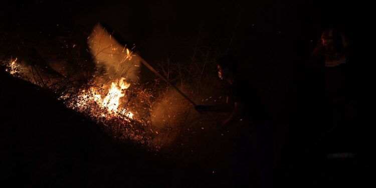 A Cañiza estrena el sistema de alertas masivo: los vecinos, obligados a confinarse ante el grave incendio