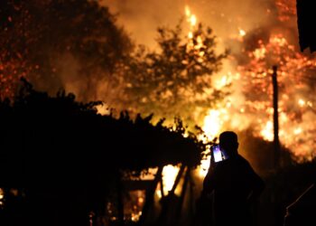 A Cañiza estrena el sistema de alertas masivo: los vecinos, obligados a confinarse ante el grave incendio