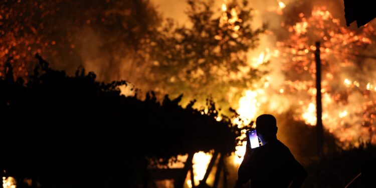 A Cañiza estrena el sistema de alertas masivo: los vecinos, obligados a confinarse ante el grave incendio