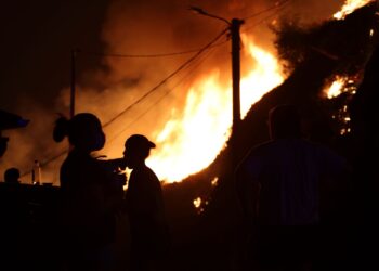 A Cañiza estrena el sistema de alertas masivo: los vecinos, obligados a confinarse ante el grave incendio