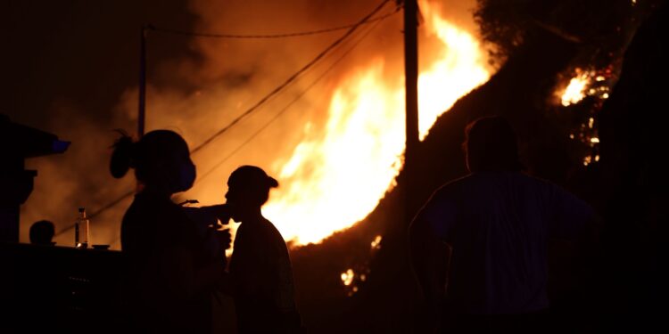 A Cañiza estrena el sistema de alertas masivo: los vecinos, obligados a confinarse ante el grave incendio