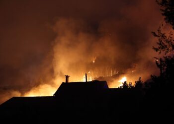 A Cañiza estrena el sistema de alertas masivo: los vecinos, obligados a confinarse ante el grave incendio
