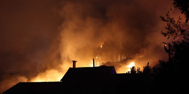 A Cañiza estrena el sistema de alertas masivo: los vecinos, obligados a confinarse ante el grave incendio
