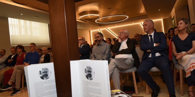 Fernando Castro Paredes recibe o Premio Galaxia de Novela